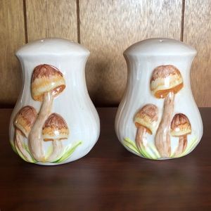 1978 Vintage Mushroom Salt and Pepper shakers 🍄